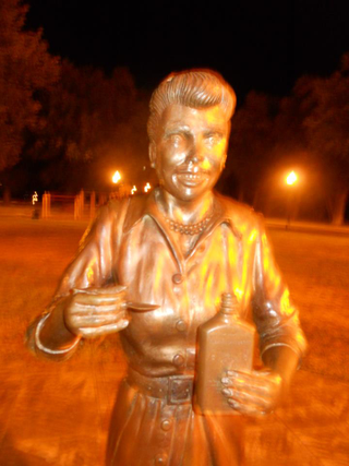 Illustration for article titled Sculptor of Lucille Ball statue repents his terrible creation